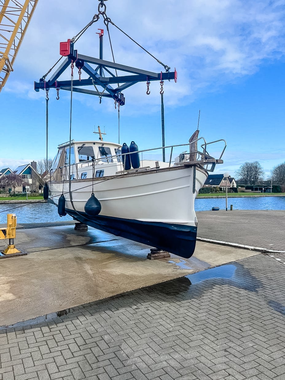menorquin-55-uit-het-water-op-werf