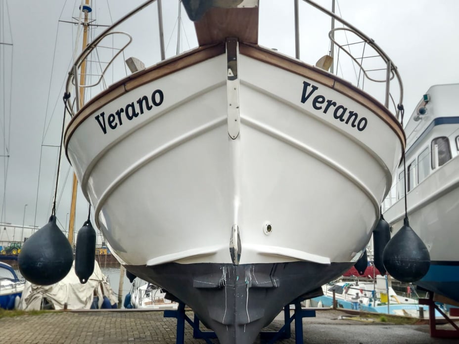 menorquin-55-voorzijde-op-de-werf